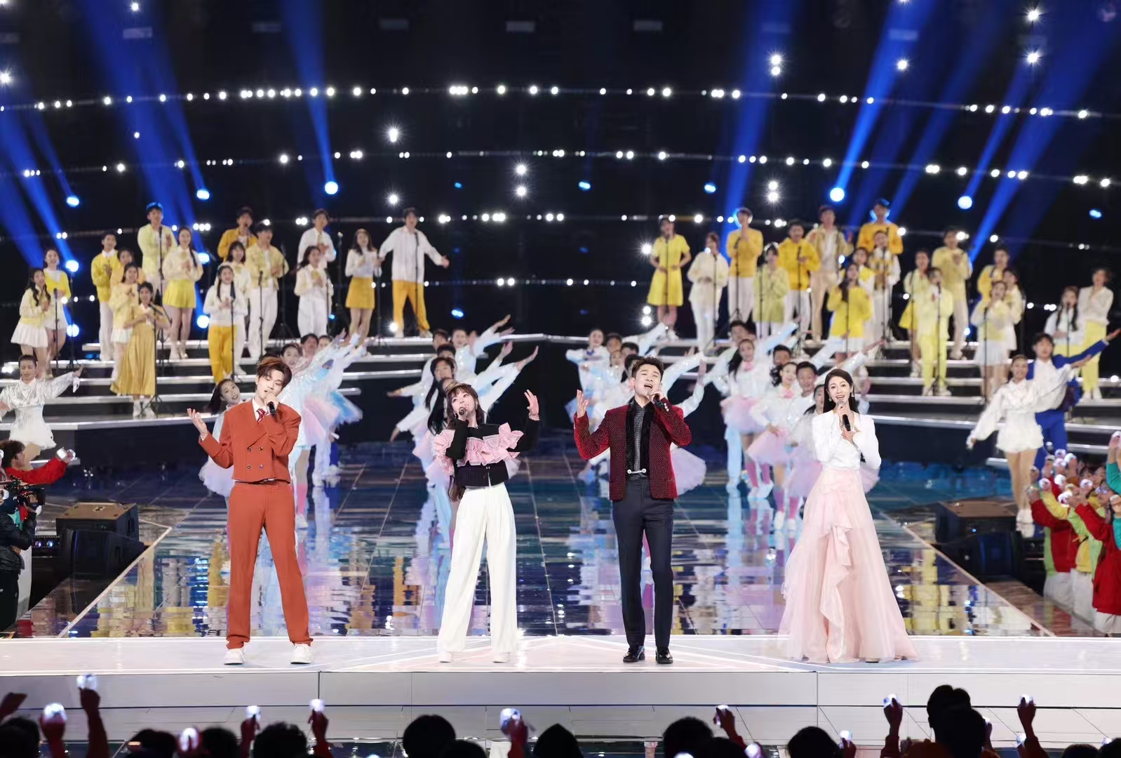 李允儿liyuner启航2024央视总台跨年晚会有你